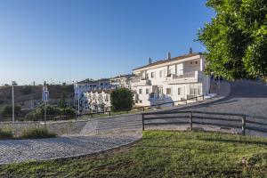 une rue sinueuse avec des maisons blanches et une clôture dans l'établissement Mirador del Guadiana - Ayamonte AMHG27P27, à Ayamonte