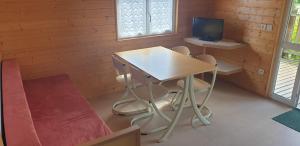 TV a/nebo společenská místnost v ubytování Onlycamp L'Orée des Vosges