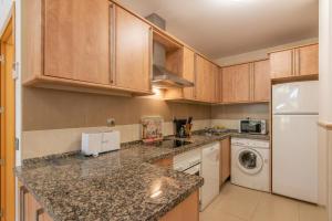 A kitchen or kitchenette at Playa Marina by Ĥ