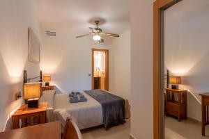 A bed or beds in a room at Playa Marina by Ĥ Még 37 kép