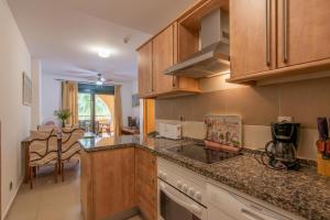 A kitchen or kitchenette at Playa Marina by Ĥ