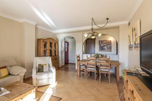 Μια τηλεόραση ή/και κέντρο ψυχαγωγίας στο Los Gavilanes by Ĥ - Playa Isla Canela HLHG72P72