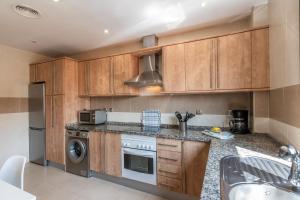A kitchen or kitchenette at Playa Marina by Ĥ