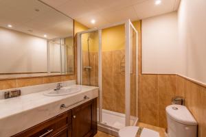 A bathroom at Playa Marina by Ĥ