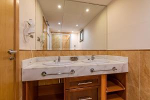 A bathroom at Playa Marina by Ĥ