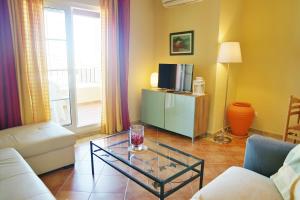 a living room with a coffee table and a tv at Canela Park by Ĥ - Playa Isla Canela ICHP34P3 in Isla Canela