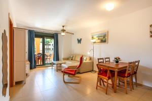 ein Wohnzimmer mit Tisch und Stühlen und einer Couch in der Unterkunft Playa Marina by Ĥ - Playa Punta del Moral PPHM218P41 in Punta del moral