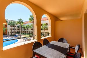 Zimmer mit einem Tisch und Stühlen sowie 2 Fenstern in der Unterkunft Playa Marina by Ĥ - Playa Punta del Moral PPHM218P41 in Punta del moral