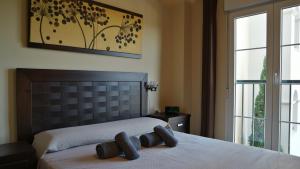 ein Schlafzimmer mit einem Bett mit zwei Kissen darauf in der Unterkunft Las Marismas by Ĥ - Isla Canela Golf GLHM117P134 in Isla Canela + 20 Fotos