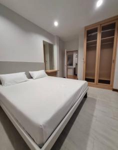 a bedroom with a large white bed in a room at Villa Taa Koh Samui in Amphoe Koh Samui