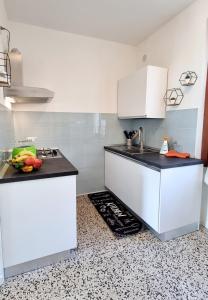 Cucina o angolo cottura di A casa di Nina & Turi con giardino e veranda