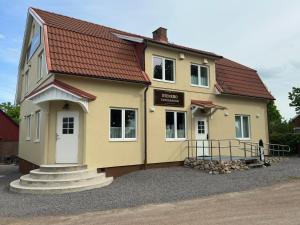 SteneBo的红色屋顶的黄色小房子