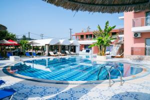 Bazén v ubytování Maria's Beach Apartments nebo v jeho okolí