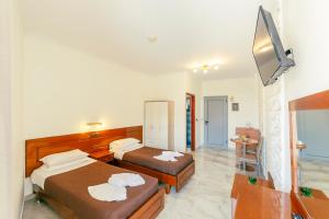 A television and/or entertainment centre at Maria's Beach Apartments