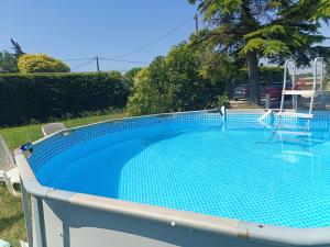 a swimming pool in a yard with two chairs at L'Escale Pernoise, 2-6 personnes in Pernes-les-Fontaines