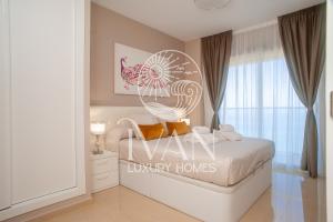 ein Schlafzimmer mit einem Bett mit einem Flamingo-Schild darauf in der Unterkunft Casa Cristal Ivan Luxury Homes 5ªPlta Sur 1ªLinea in Oropesa del Mar + 14 Fotos