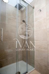 eine Dusche mit Glastür im Badezimmer in der Unterkunft Casa Cristal Ivan Luxury Homes 5ªPlta Sur 1ªLinea in Oropesa del Mar