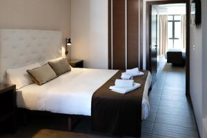 Łóżko lub łóżka w pokoju w obiekcie Alvear Suites