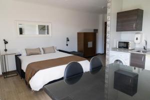 pokój hotelowy z łóżkiem i kuchnią w obiekcie Alvear Suites w mieście Redondela
