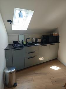 una cucina con un lavandino e una finestra di Appartement Studio Prieuré a Quimper Altre 11 foto