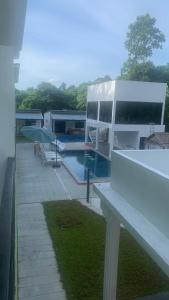 Bazén v ubytování Samui Hills Resort nebo v jeho okolí