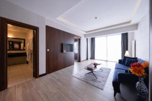 un soggiorno con un divano blu e un tavolo di Iris Hotel & Spa a Çanakkale