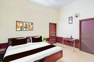 Ένα ή περισσότερα κρεβάτια σε δωμάτιο στο Hotel O Araghar Chowk +19 φωτογραφίες