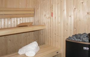 Gambar di galeri bagi Lovely Home In Idskenhuizen - With Sauna di Idskenhuizen +21 gambar