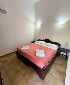 モンテ・ナイにあるAmareSardegna10のベッドとタオル2枚のある寝室 +10枚の写真