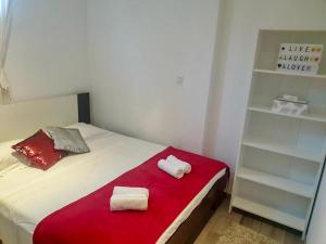 ein Schlafzimmer mit einem Bett mit zwei Handtüchern darauf in der Unterkunft Ferienwohnung für 8 Personen ca 85 m in Podstrana, Dalmatien Mitteldalmatien in Podstrana