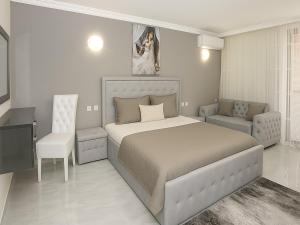 A bed or beds in a room at Парк Апарт-Хотел Виктория 1