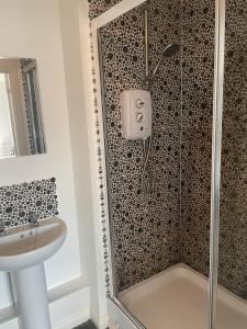 Phòng tắm tại Fantastic 2 bedroom apartment- 7 mins from NEC, Airport, JLR, town centre