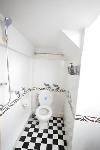 Bilik mandi di X Mitr Inn HuaHin Beach - หาดหัวหิน +46 gambar