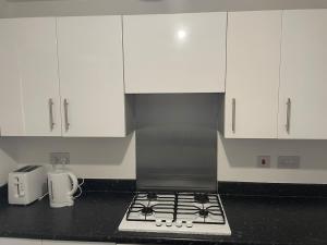 Nhà bếp/bếp nhỏ tại Fantastic 2 bedroom apartment- 7 mins from NEC, Airport, JLR, town centre +7 ảnh