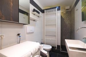 Koupelna v ubytování PrimoPiano - Schiaparelli A Flat + 52 fotografií
