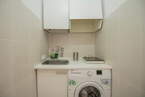 Kuchnia lub aneks kuchenny w obiekcie Wonderful apt with terrace - 15m walk Giralda