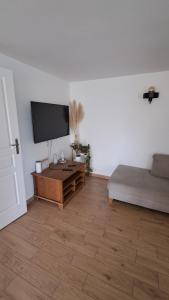 Televízia a/alebo spoločenská miestnosť v ubytovaní Apartament Biały Domek