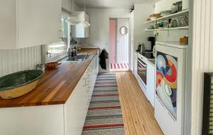 Η κουζίνα ή μικρή κουζίνα στο 3 Bedroom Nice Home In Nykøbing Sj