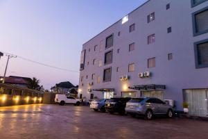 un parcheggio di fronte a un edificio di Romeneo Grand Royal Hotel a Lagos