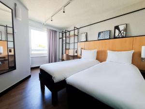 Postel nebo postele na pokoji v ubytování Ibis Paris Tour Eiffel Cambronne 15ème