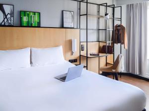 Postel nebo postele na pokoji v ubytování Ibis Paris Tour Eiffel Cambronne 15ème