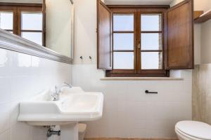 A bathroom at Villa San Michele by PosarelliVillas