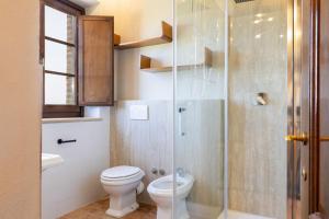 A bathroom at Villa San Michele by PosarelliVillas