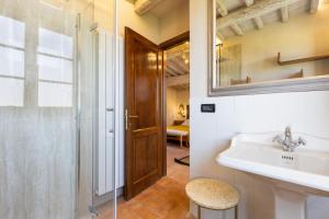 A bathroom at Villa San Michele by PosarelliVillas