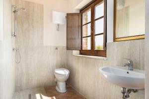 A bathroom at Villa San Michele by PosarelliVillas
