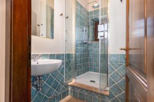 A bathroom at Villa San Michele by PosarelliVillas