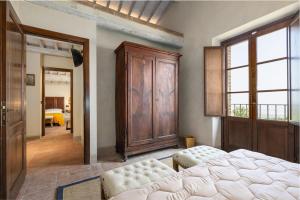 A bed or beds in a room at Villa San Michele by PosarelliVillas