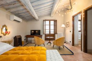 A television and/or entertainment centre at Villa San Michele by PosarelliVillas