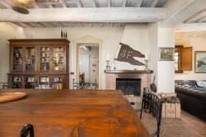 A seating area at Villa San Michele by PosarelliVillas