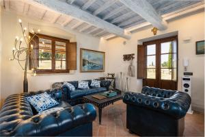 A seating area at Villa San Michele by PosarelliVillas